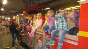 Här sitter förskolebarnen uppradade på stegbilen.