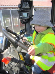 Alla som ville fick provsitta den blå traktor, här är det Rasmus som styr.