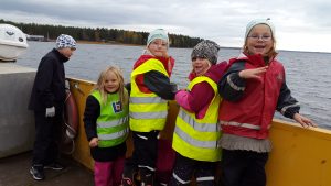 På väg till Brommö med färjan.