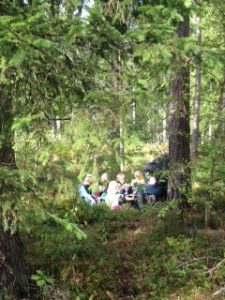 Fikapaus i en skogsglänta.