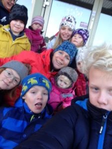 En groupie på gruppen kottarna i väntan på att promenaden ska dra igång.