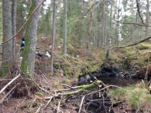 Fikastopp i skogen för 3-4-5-6. Under tiden tittar vi på olika bergarter.