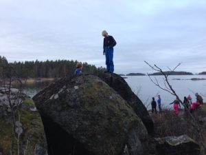 Framme! Lite lek och utforskning i väntan på den grillade korven.