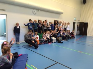 Publiken hänger med i Rebeccas uppträdande.