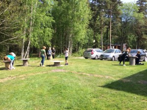Här använder vi kabeltrummor till att göra spelplaner och bilar.