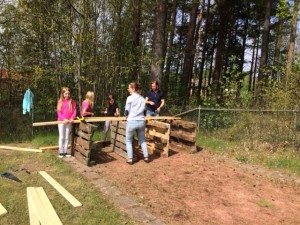 Många tycker om att leka häst. Vi bygger spiltor med lastpallar.