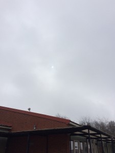 Titta noga så kan du se solen genom molnen!