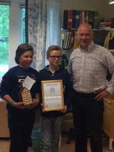 Tre ordföranden på samma bild. Elevrådets två ordföranden, Herman och Joel, tillsammans med Lennart Bergqvist ordförande i vårt biosfärsområde.