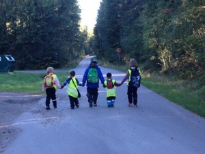 På väg till lingonskogen.