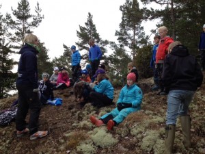 Efter en stunds promenad stannade vi och lyssnade på Annakarin som berättade om Karlstad och Kristinehamn.