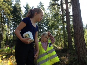 Skönt med sällskap i skogen.