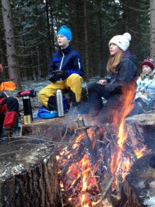Erik och Sofie vid den varma sköna brasan lyssnar intresserat när Örjan berättar.
