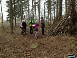Här står en grupp och funderar på vilket djur som kan ha gjort de olika spåren. bild 2(6)
