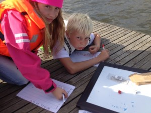 Alla kunde inte segla samtidigt, då passade vi på att spela multiplikationsspel på bryggan.