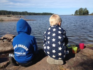 Lunchrast, låtsasfiske med stora fiskar på kroken.