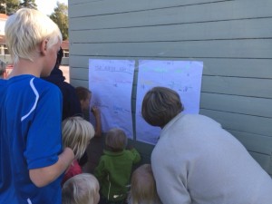 Ann hjälper grupperna att hålla koll på antal varv.